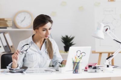 mujer-negocios-sosteniendo-sus-gafas-trabajando-computadora-portatil_23-2148352752 mujer-negocios-sosteniendo-sus-gafas-trabajando-computadora-portatil_23-2148352752